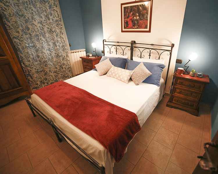 La camera da letto è elegante e intima - Appartamenti Vacanze Le Muse Bevagna, Umbria, Italia