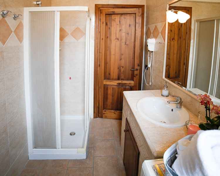 Confortevole bagno con cabina doccia - Appartamenti Vacanze Le Muse Bevagna, Umbria, Italia