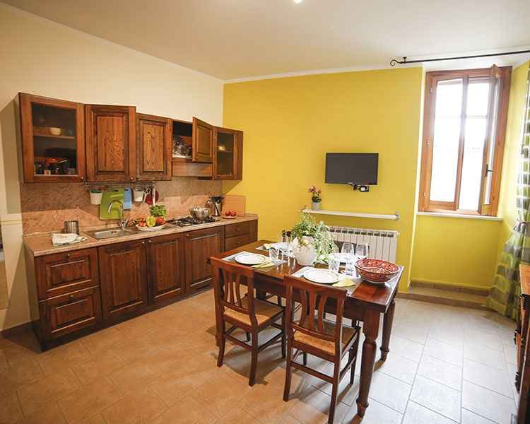 Lo spazioso tavolo allungabile per i pasti - Appartamenti Vacanze Le Muse Bevagna, Umbria, Italia