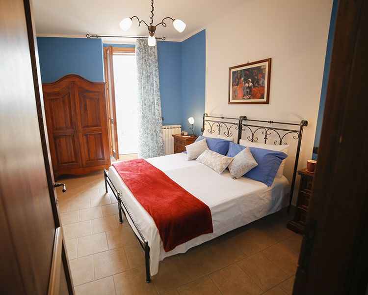 La camera da letto ha un piccolo balcone - Appartamenti Vacanze Le Muse Bevagna, Umbria, Italia