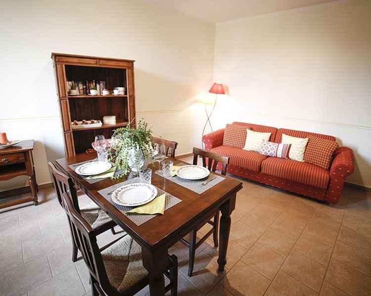 Nel living c’è un grande divano letto - Appartamenti Vacanze Le Muse Bevagna, Umbria, Italia