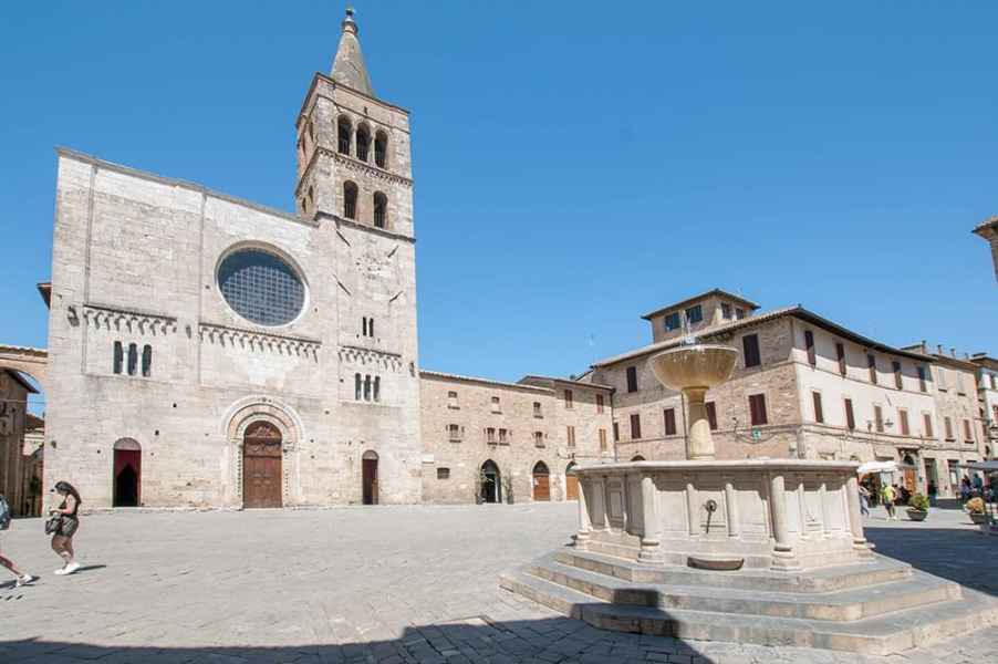 Piazza Silvestri, one of the most beautiful squares in Umbria, with the most important monuments of Bevagna to see