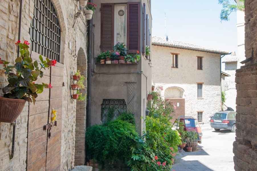 The characteristic alleys of Bevagna that lead to small squares dotted with restaurants and taverns. Umbria
