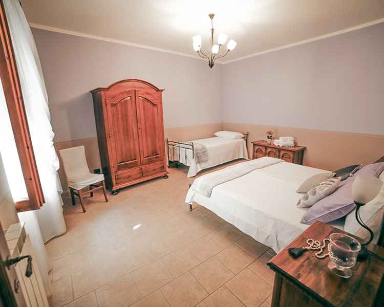 Cozy and large bedroom with third bed - Holiday apartment Le Muse Bevagna, Umbria, Italy