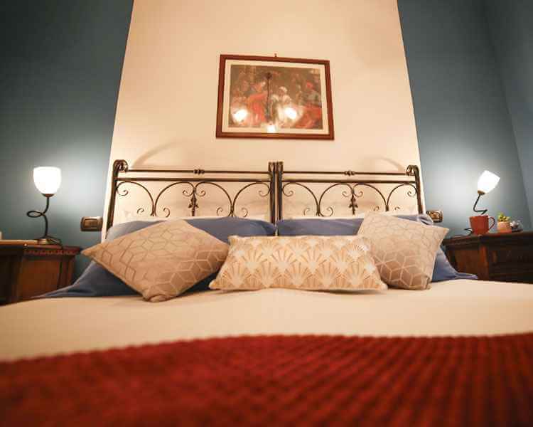 La testata del letto è in ferro battuto - Le Muse Appartamenti Vacanze Bevagna, Umbria, Italia